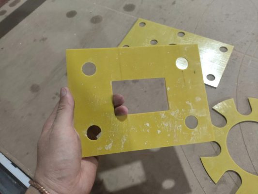 Cắt tấm phíp vàng dày 3mm bằng máy CNC